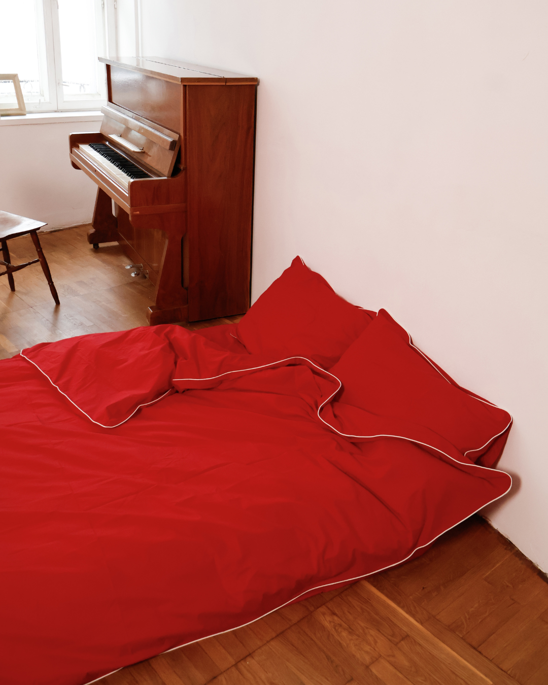 BUTTIA premium red bedsheets set made of high quality natural materials.