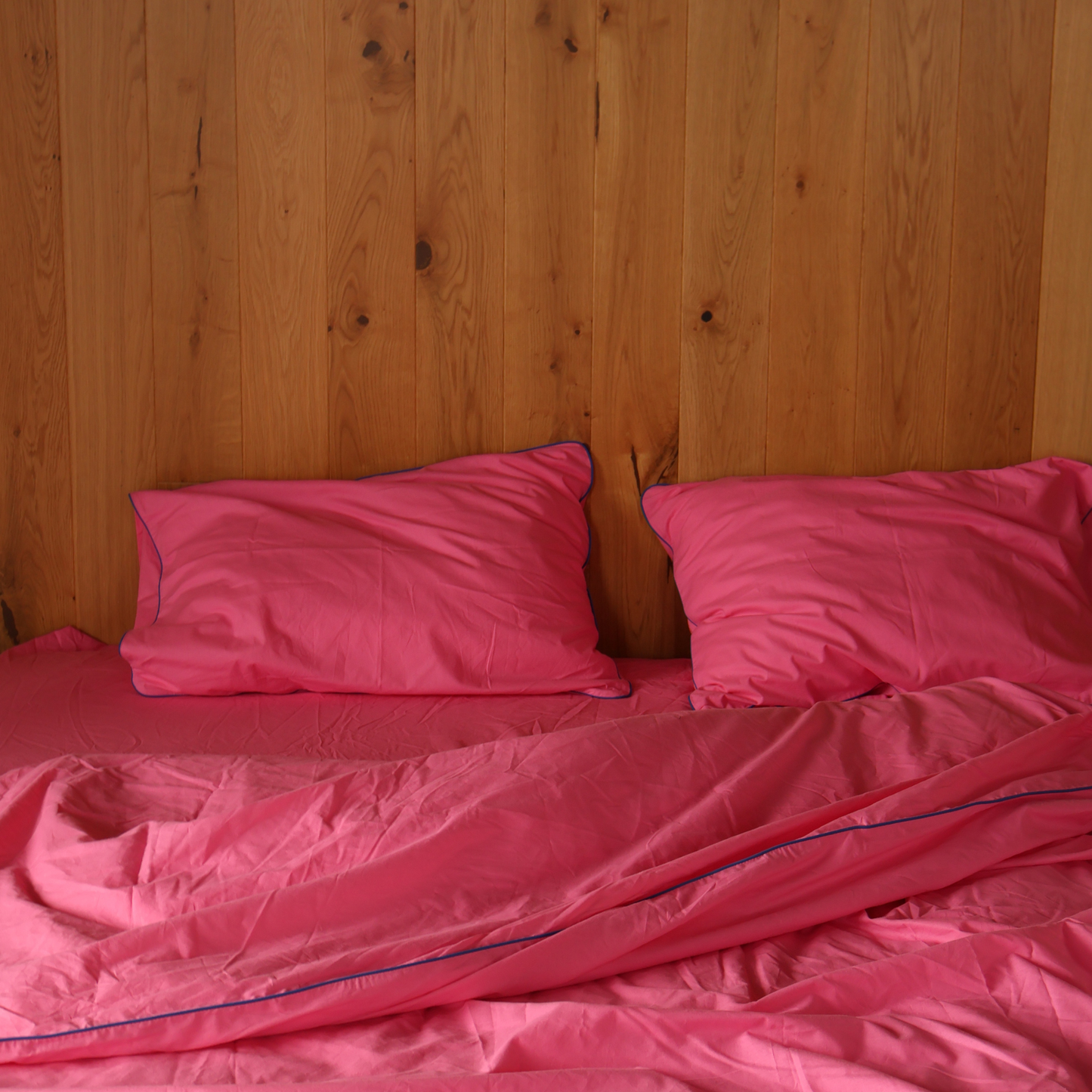 Bedding Set BORDERLINE Combo 04: Navy on Hot Pink (Fitted Sheet)